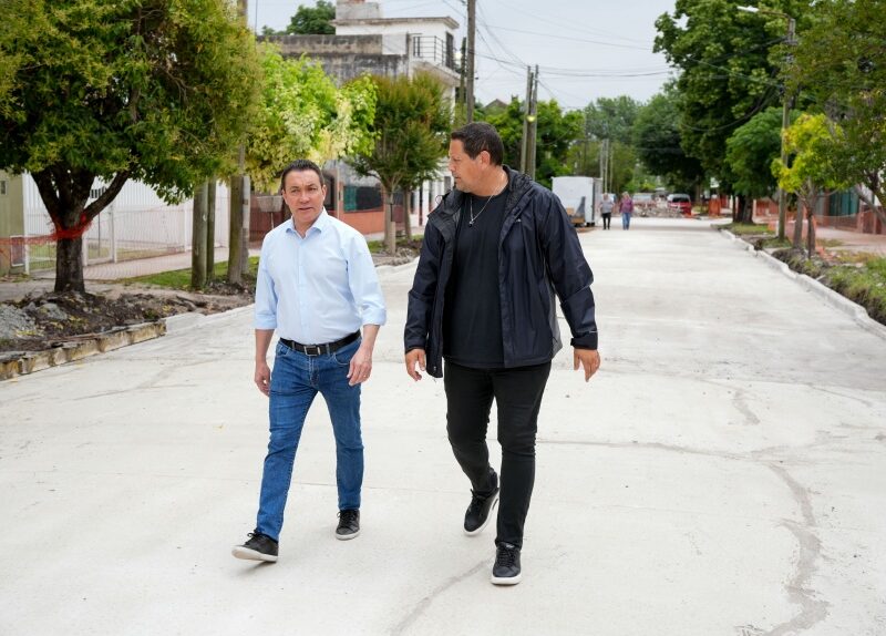 En Florencio Varela se continuó la repavimentación de la calle Bernardo de Monteagudo