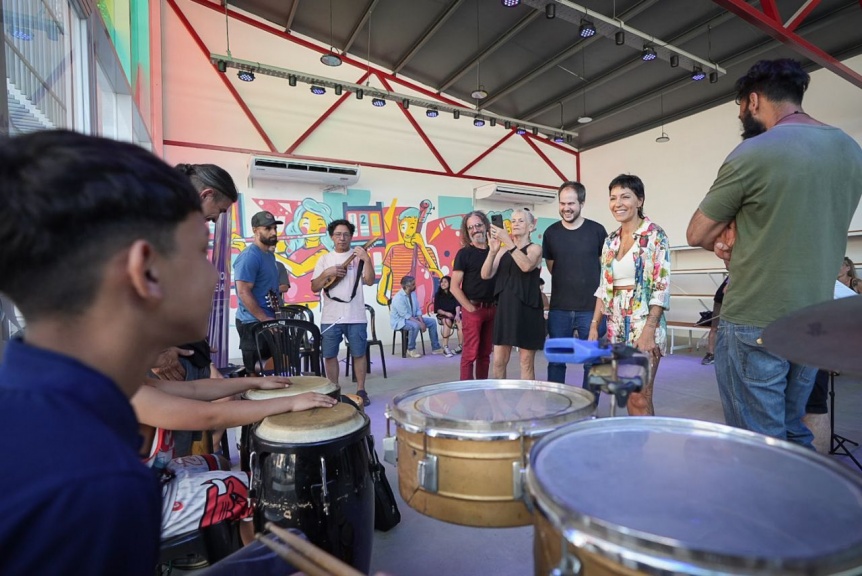 Mayra Mendoza recorrió el Centro Cultural y Biblioteca del Barrio Iapi