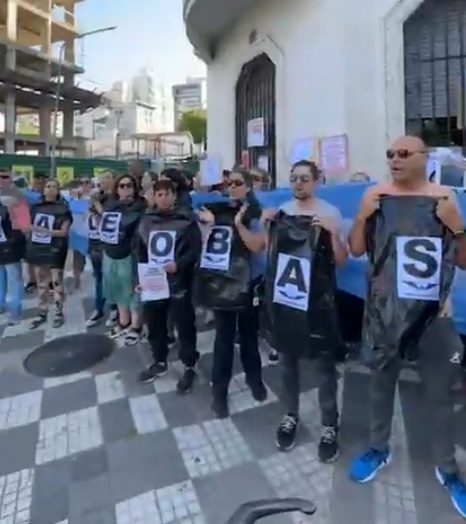 “No al Basural”: padres de la EEST N° 7 de Quilmes marcharon al Juzgado y fijaron su disconformidad con fallo judicial