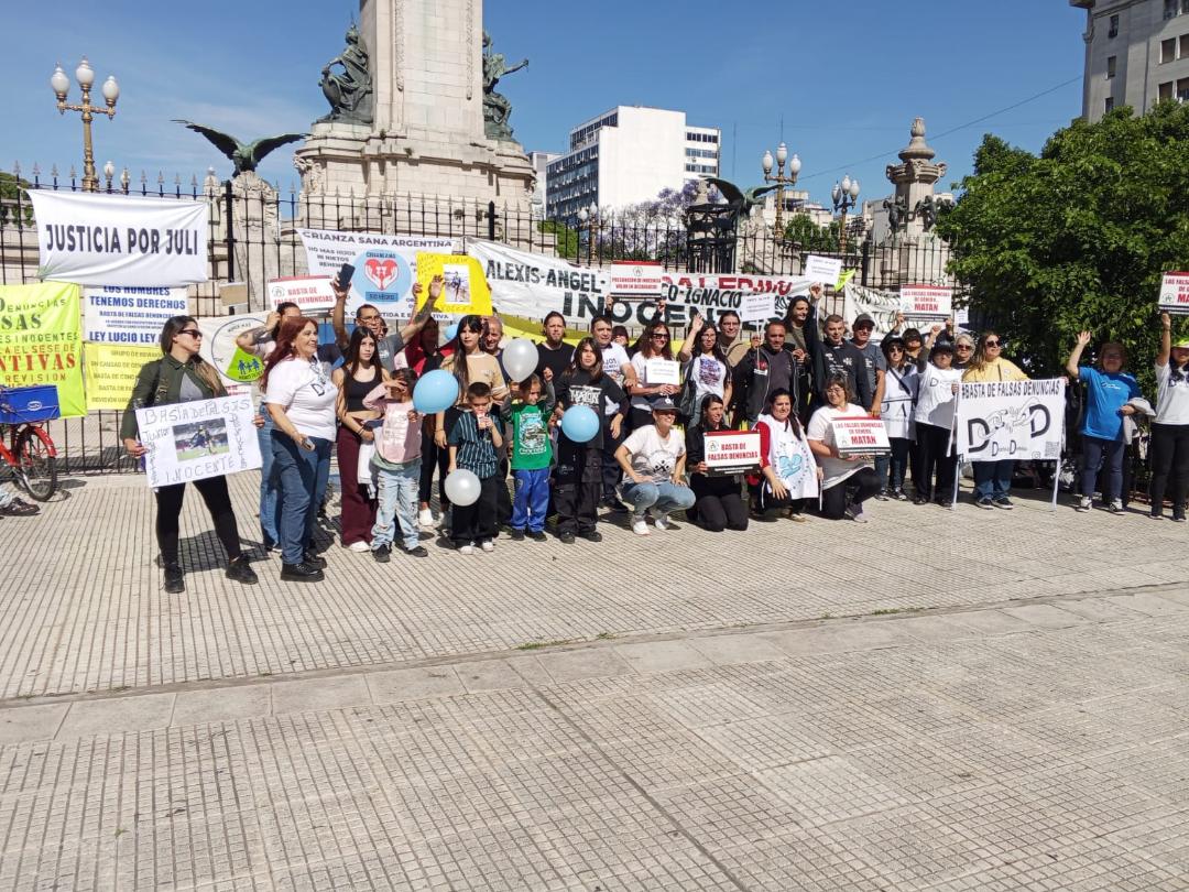Marcha por el “Día del Hombre Silenciado”: movilizaron a la Plaza del Congreso y reclaman igualdad en la administración de Justicia