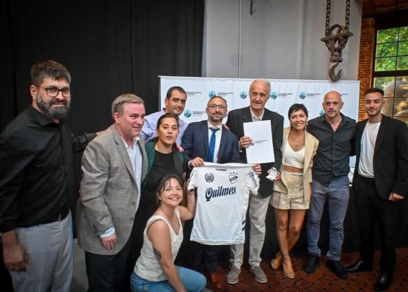 Mayra Mendoza entregó distinciones a vecinos por sus aportes a la comunidad