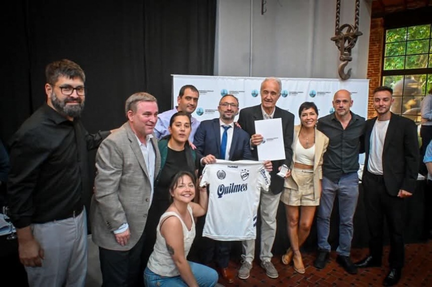 Mayra Mendoza entregó distinciones a vecinos por sus aportes a la comunidad