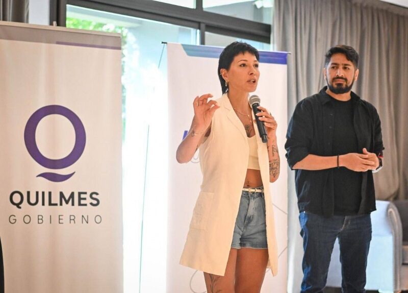 Mayra Mendoza entregó certificados de habilitación a más de 20 comercios