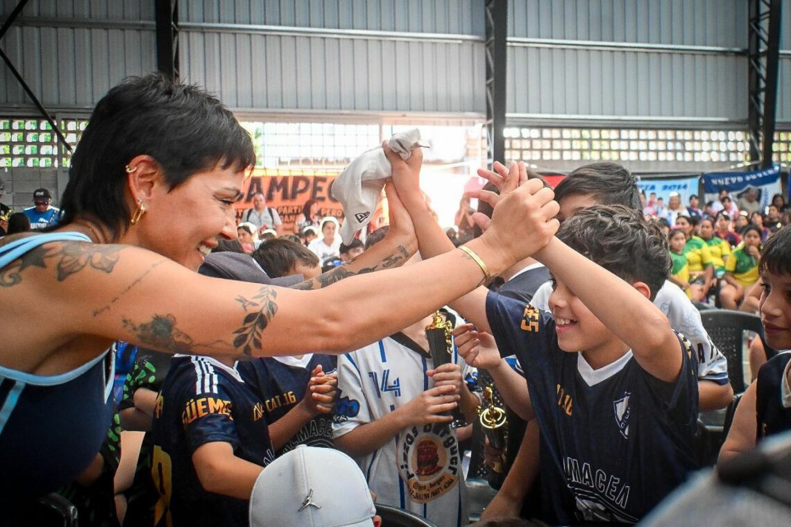 Mayra Mendoza entregó trofeos a más de 40 clubes de fútbol infantil de Quilmes