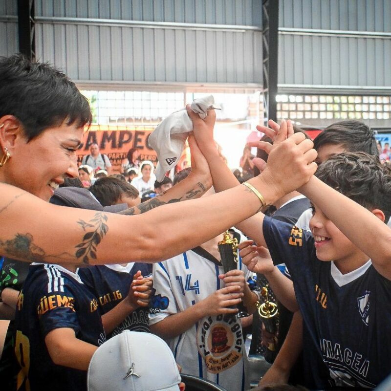 Mayra Mendoza entregó trofeos a más de 40 clubes de fútbol infantil de Quilmes