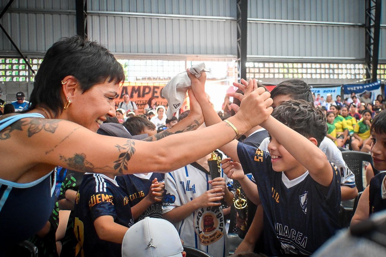 Mayra Mendoza entregó trofeos a más de 40 clubes de fútbol infantil de Quilmes