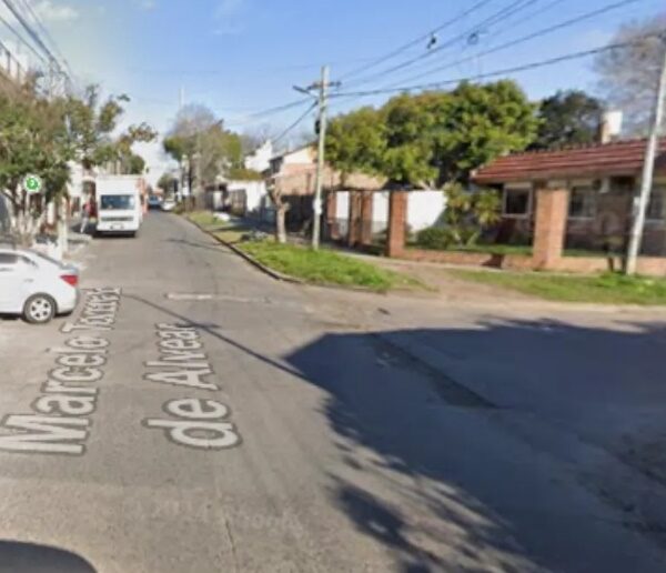 Iba en moto, chocó contra la reja de una casa en Quilmes y murió por el impacto: investigan si escapaba de un robo