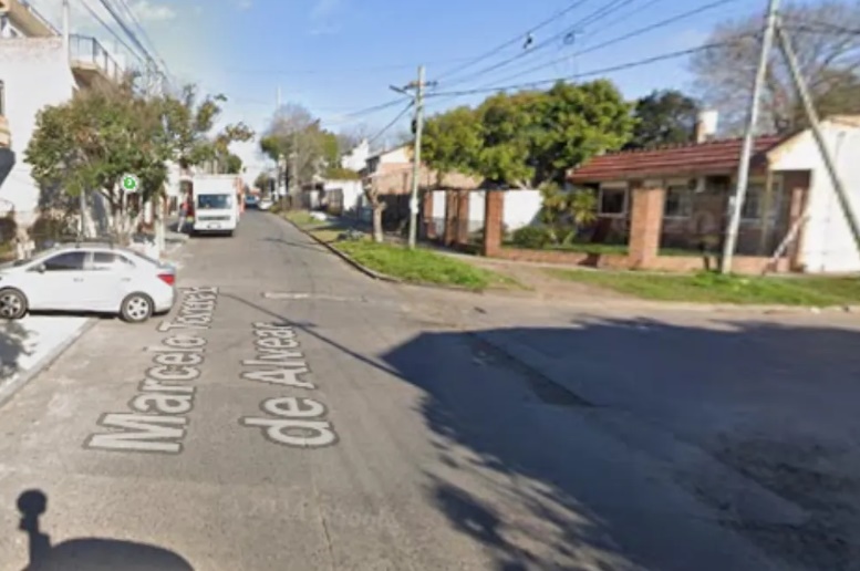 Iba en moto, chocó contra la reja de una casa en Quilmes y murió por el impacto: investigan si escapaba de un robo