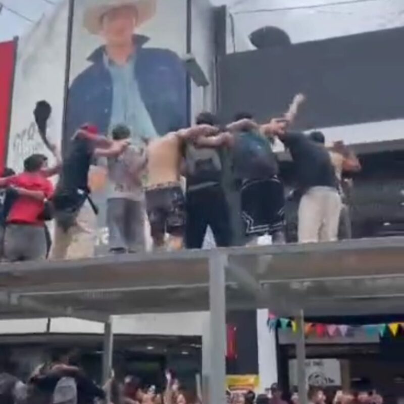 Descontrol y vandalismo en la caravana de estudiantes secundarios en el centro de Quilmes