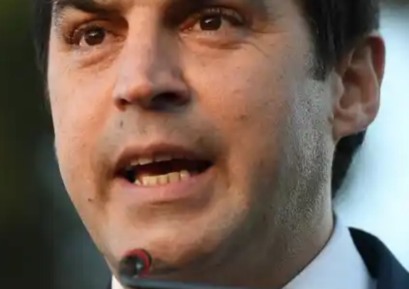 “Es ridículo que sigan manejando robos”: un intendente reclamó cortar el uso de celulares en las cárceles