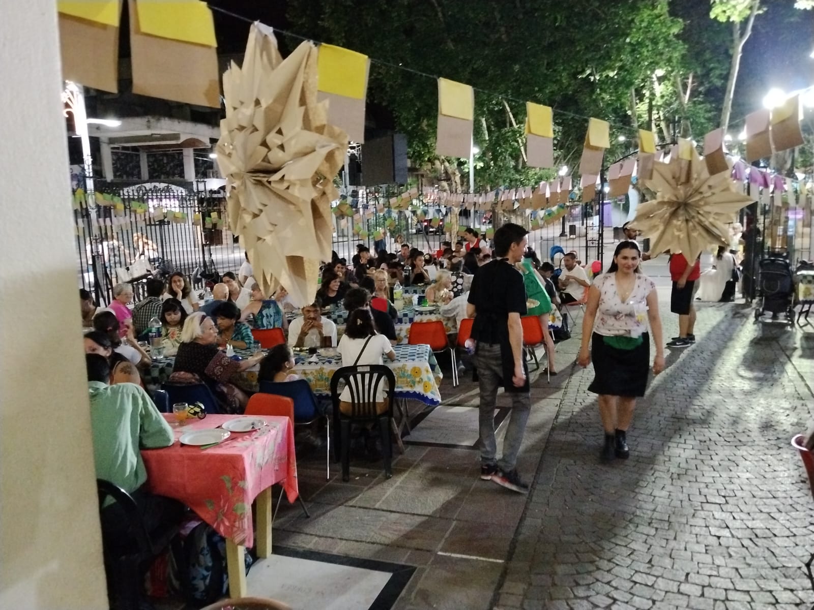 Navidad Solidaria: 200 personas compartieron la Cena de Nochebuena en la Catedral de Quilmes