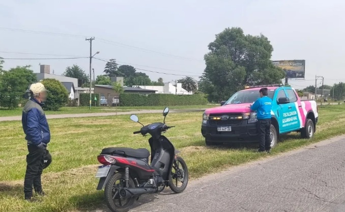 Detuvieron a un motociclista que circulaba a contramano por la ruta 2