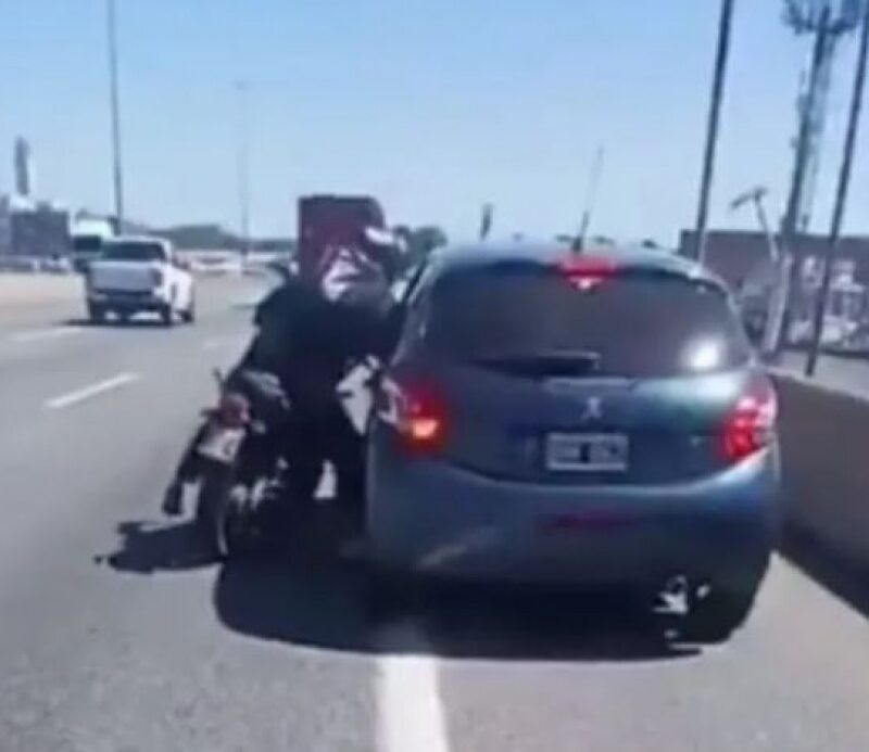 Piden suspender las licencias de dos conductores que pelearon en la Autopista Bs. As.–La Plata