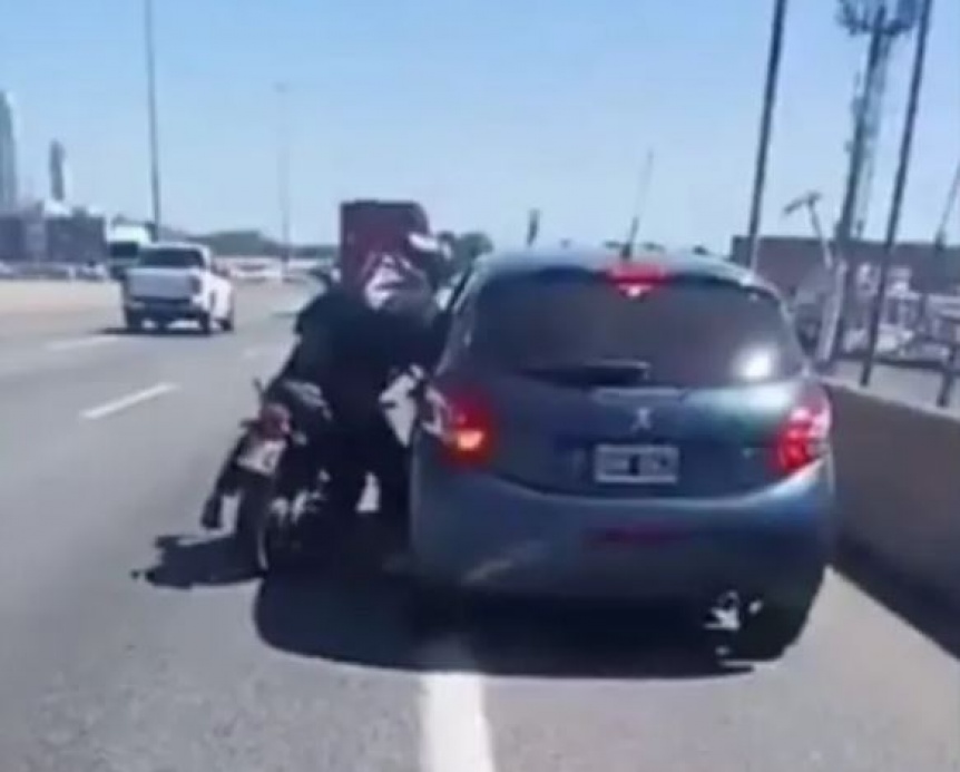 Piden suspender las licencias de dos conductores que pelearon en la Autopista Bs. As.–La Plata