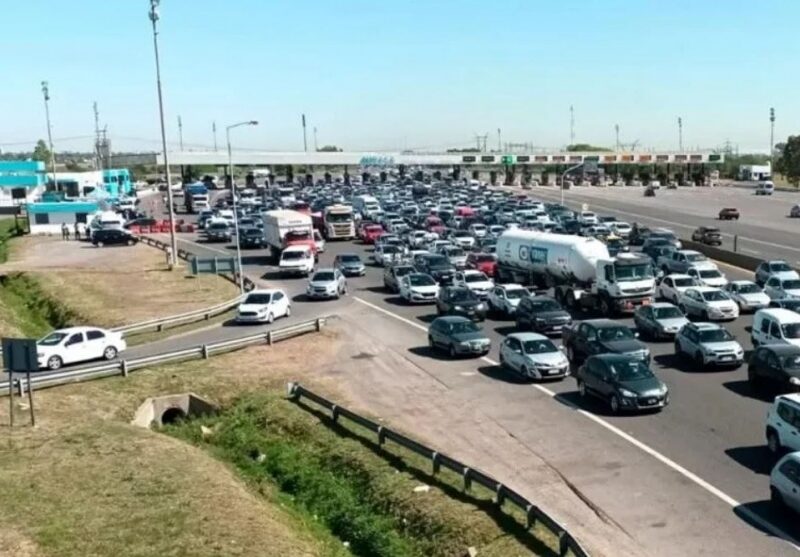 Fuerte afluencia vehicular rumbo a la Costa Atlántica por el fin de semana largo