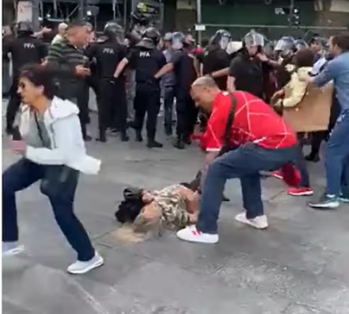 Procesaron a un policía por empujar y herir a una jubilada durante una protesta frente al Congreso