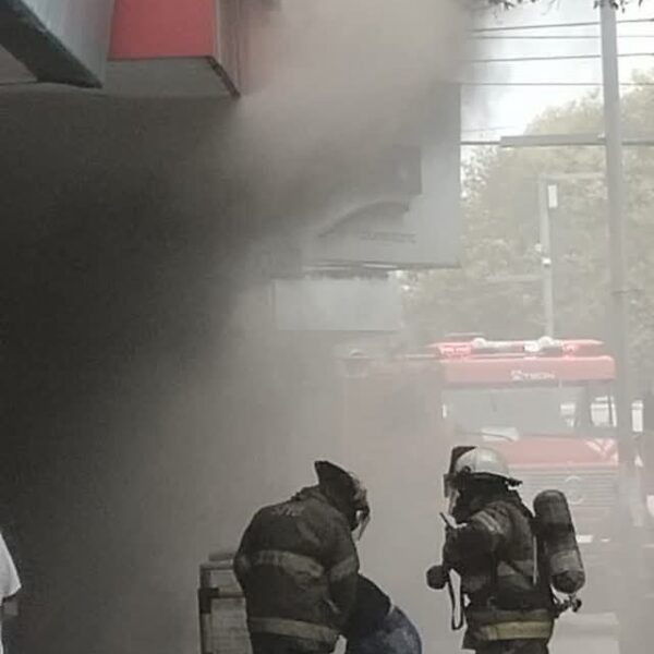 Alarma por incendio en Rivadavia; intensa labor de los Bomberos para controlar siniestro en reconocido bazar