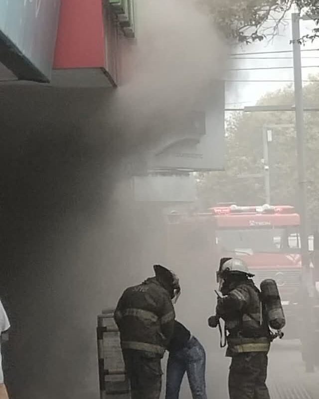 Alarma por incendio en Rivadavia; intensa labor de los Bomberos para controlar siniestro en reconocido bazar