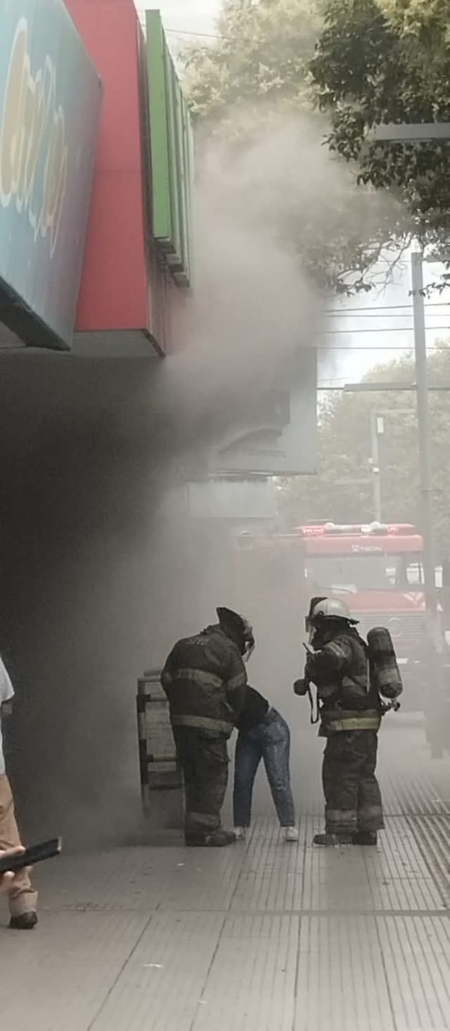Alarma por incendio en Rivadavia; intensa labor de los Bomberos para controlar siniestro en reconocido bazar