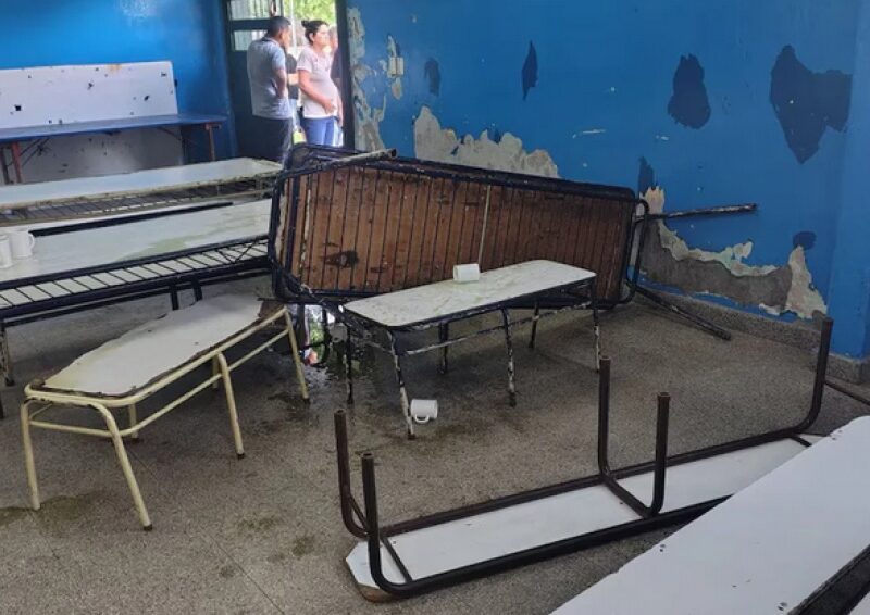 Madres ingresaron a una escuela y atacaron a docentes y una estudiante