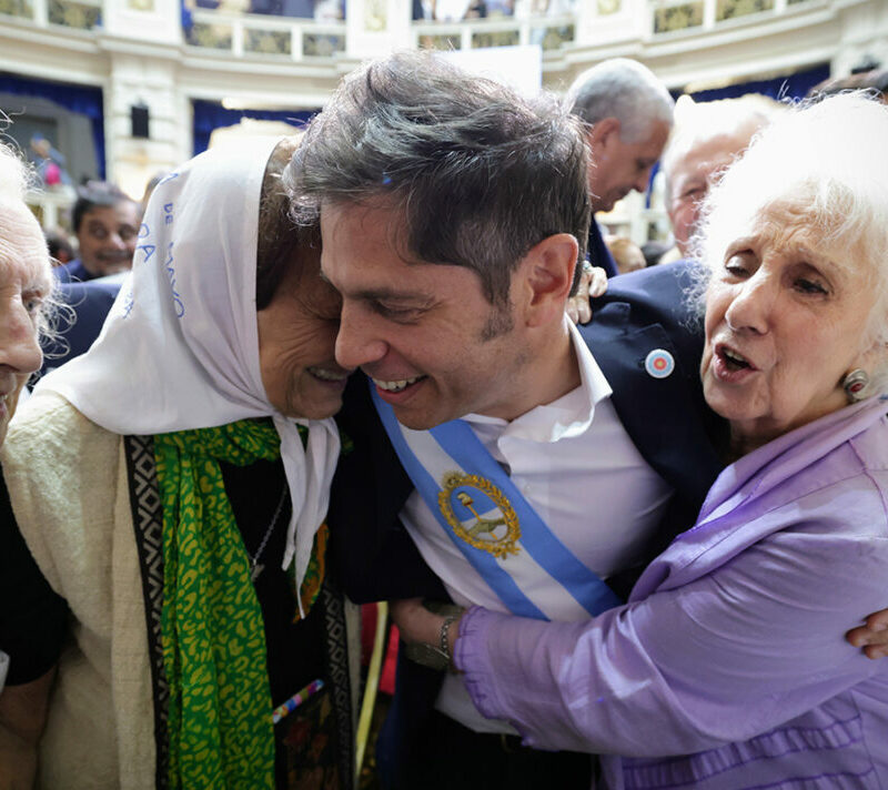 Kicillof participó de la tradicional marcha de los jueves de Madres de Plaza de Mayo