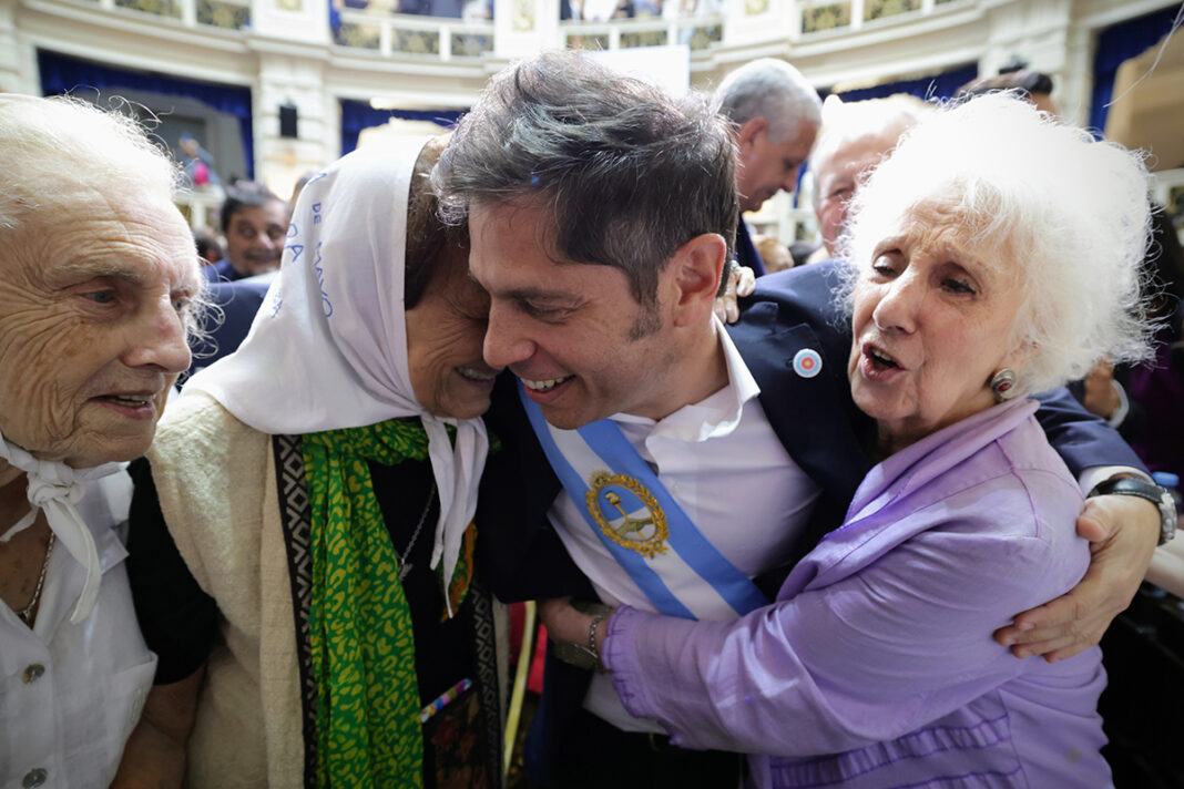Kicillof participó de la tradicional marcha de los jueves de Madres de Plaza de Mayo