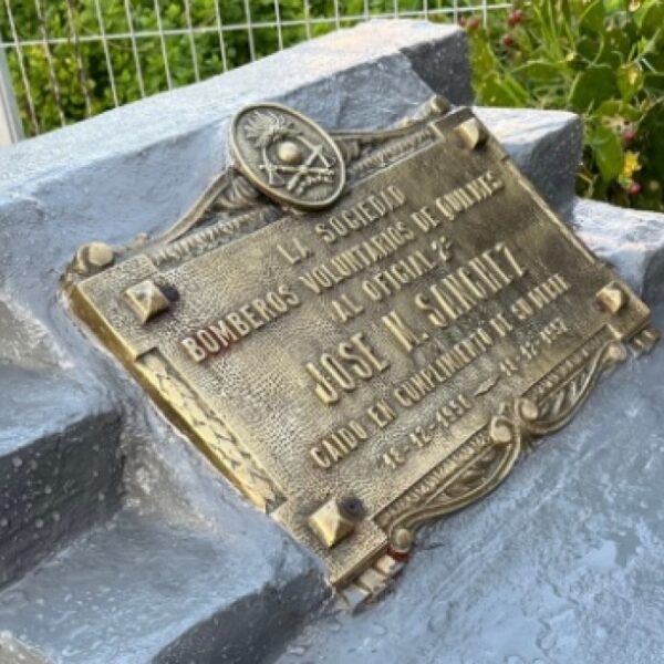 Apareció la placa robada que homenajea al único mártir de los Bomberos de Quilmes