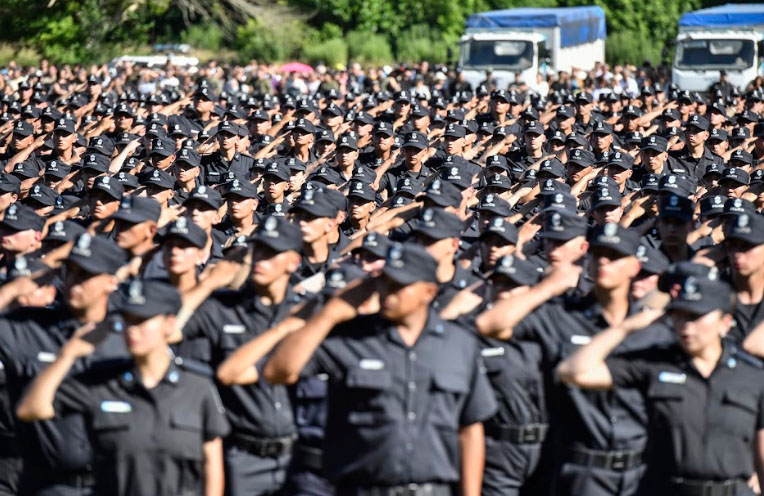 Berazategui: Kicillof encabezó el acto de egreso de 2.265 oficiales de la Policía provincial