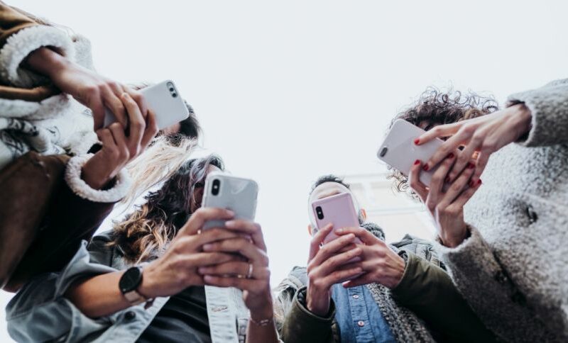 Los argentinos se informan más por redes que por medios tradicionales