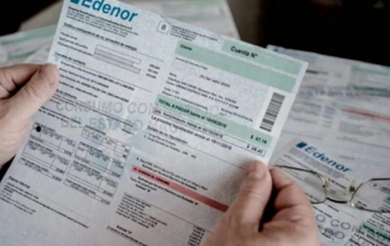 Ordenan incluir la deuda alimentaria de un padre en la factura de luz