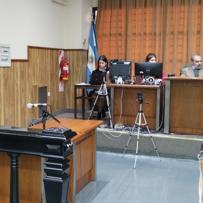 Homicidio en la ribera: juzgan a una mujer acusada de prender fuego a su pareja