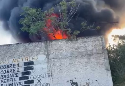 Voraz incendio en Quilmes Oeste destruyó un depósito de metales
