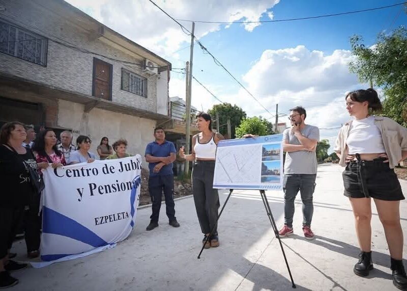 Mayra Mendoza recorrió nuevos pavimentos en Ezpeleta Oeste