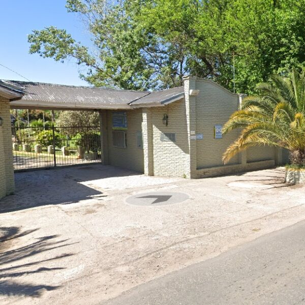 Detienen a un hombre por filmar a un adolescente en los vestuarios de un camping en Florencio Varela