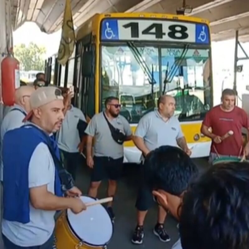 Trabajadores de la Línea 148 vuelven a movilizarse por falta de pagos
