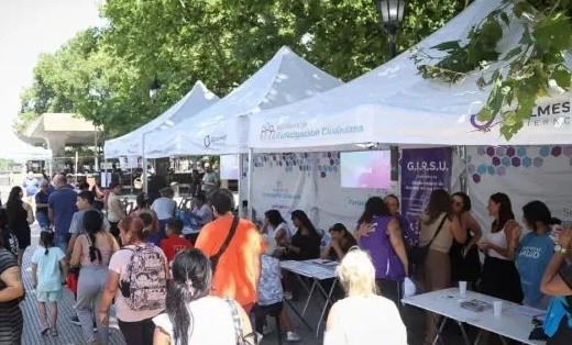 Operativo «Quilmes Cerca» en la plaza de la estación con posta de hidratación por las altas temperaturas