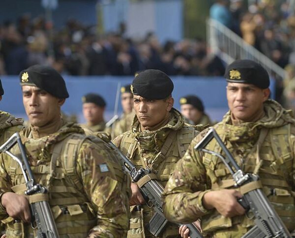 Autorizan a los militares en actividad ocupar cargos en el Gobierno Nacional