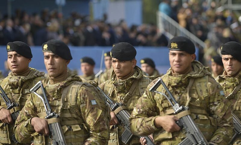 Autorizan a los militares en actividad ocupar cargos en el Gobierno Nacional