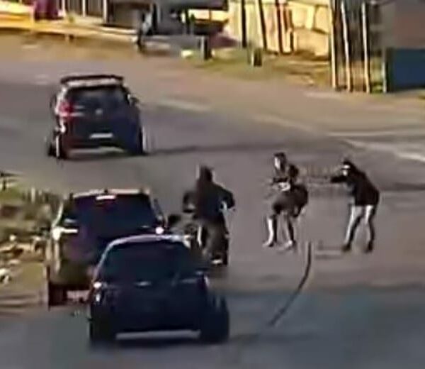 Robo frustrado en el Acceso Sudeste: amenazó con un arma y fue embestido por un auto