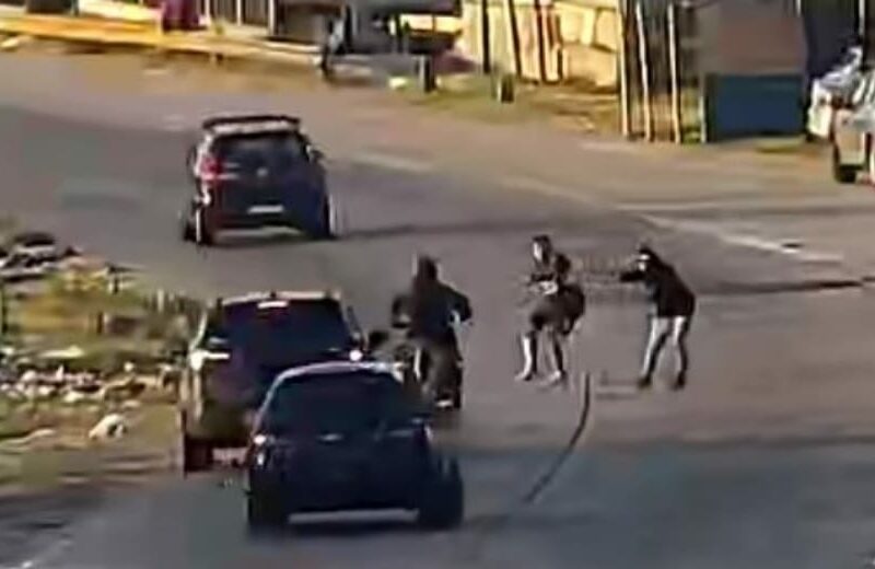 Robo frustrado en el Acceso Sudeste: amenazó con un arma y fue embestido por un auto