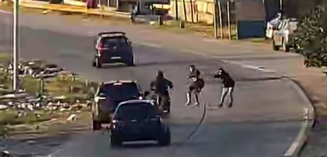 Robo frustrado en el Acceso Sudeste: amenazó con un arma y fue embestido por un auto