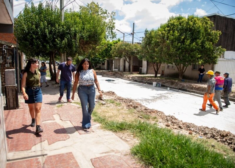 Continúa la construcción de 10 nuevas cuadras de asfalto en el barrio La Paz