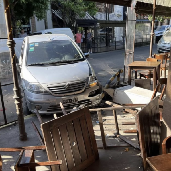 Choque en Bernal Centro: un auto impactó contra un restaurante en 9 de Julio y Belgrano