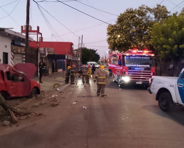 Un auto colisionó contra una vivienda y postes en Quilmes Oeste