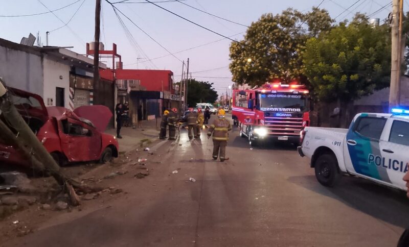 Un auto colisionó contra una vivienda y postes en Quilmes Oeste