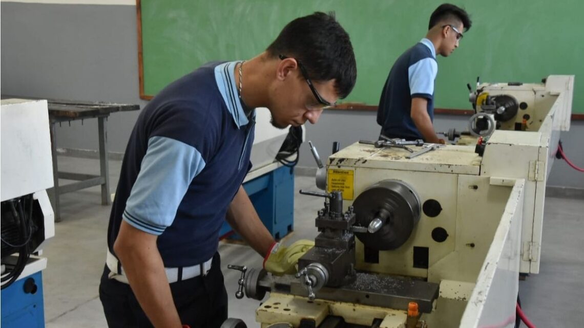 Presentan un amparo para frenar el ajuste del 93% en el presupuesto de educación a escuelas técnicas