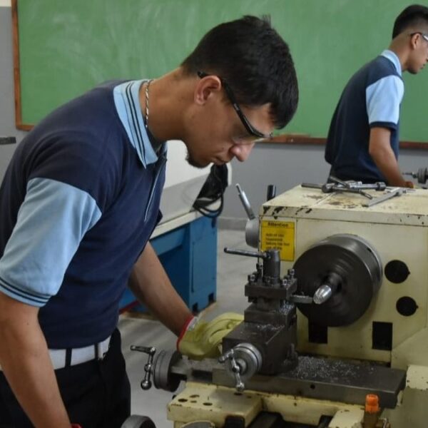 Presentan un amparo para frenar el ajuste del 93% en el presupuesto de educación a escuelas técnicas