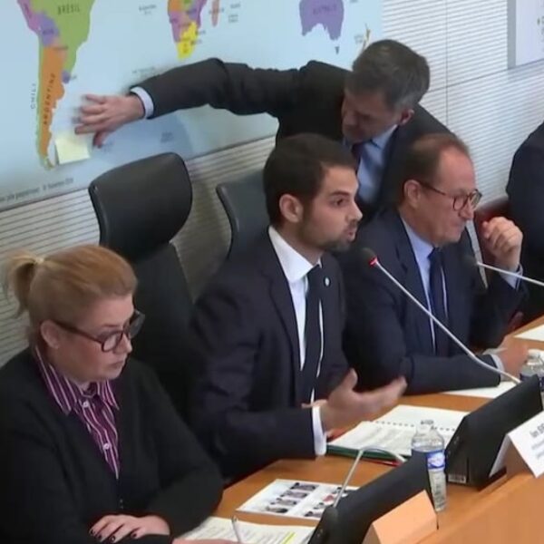 El embajador argentino en Francia exigió tapar un mapa que mostraba a las Malvinas como británicas