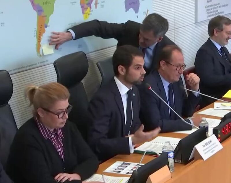 El embajador argentino en Francia exigió tapar un mapa que mostraba a las Malvinas como británicas