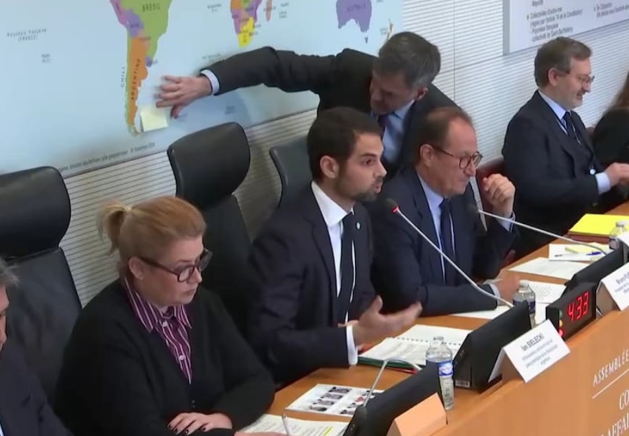 El embajador argentino en Francia exigió tapar un mapa que mostraba a las Malvinas como británicas